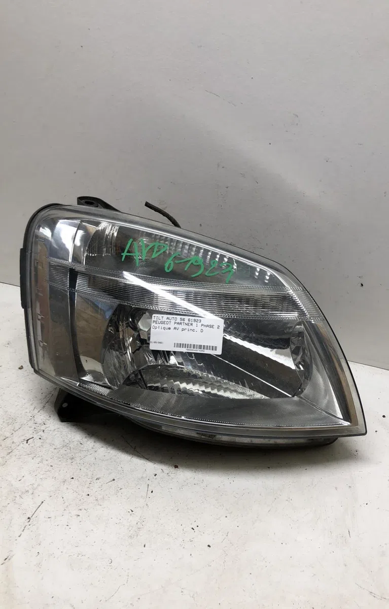 Phare droit Peugeot PARTNER Camionnette-Monospace (5_, G_) 1.9 d (1996-2002) 3 portes occasion