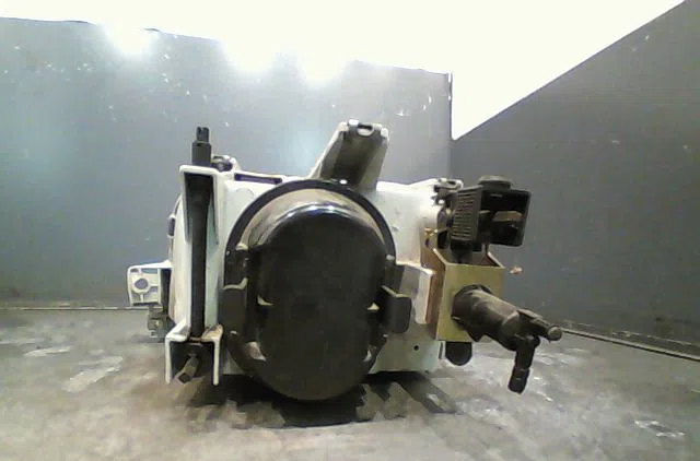 Phare droit Renault CLIO I (B-C57_, 5-357_) 1.2 (b-c-s57a, b-c57s, 5-357f, 5-357j, 5-357l, 5-357r) (1990-1998) 5 portes 
