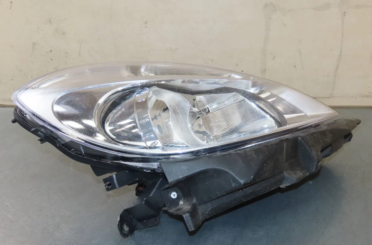 Phare droit Renault CLIO III (BR0-1, CR0-1) 1.5 dci (c-br0g, c-br1g) (2005-2012) 5 portes occasion