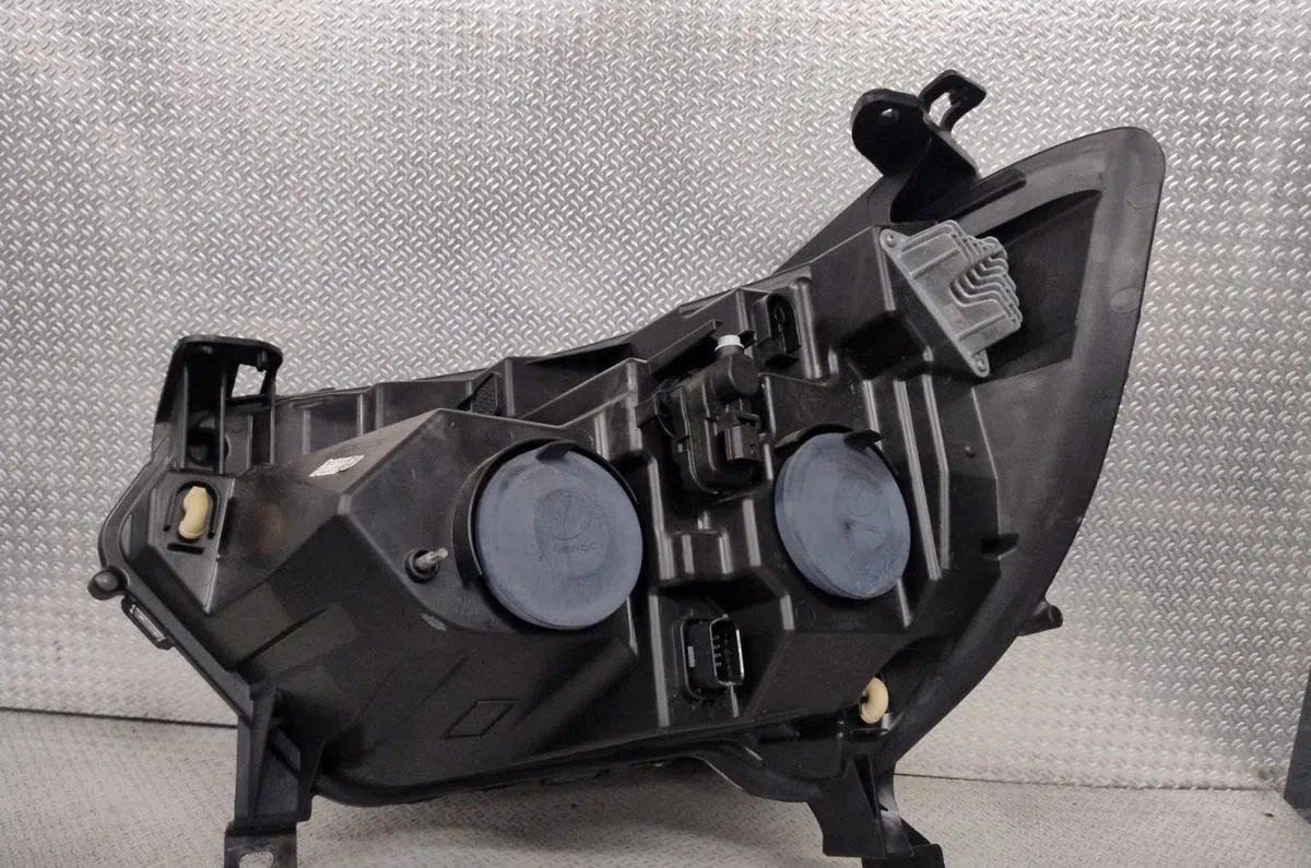 Phare droit Renault MASTER III Camion plate-forme-Châssis (EV, HV, UV) 2.3 dci 130 rwd (hv01, hv10, hv11, hv12, uv01, uv