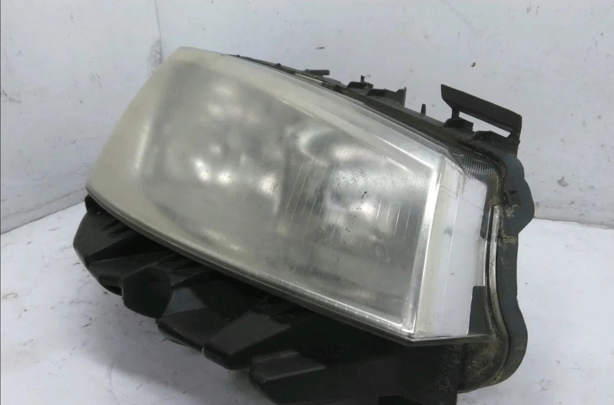 Phare droit Renault MEGANE II (BM0-1_, CM0-1_) 1.5 dci (bm0f, bm0t, bm2b, cm0f, cm0t) (2002-2008) 5 portes occasion