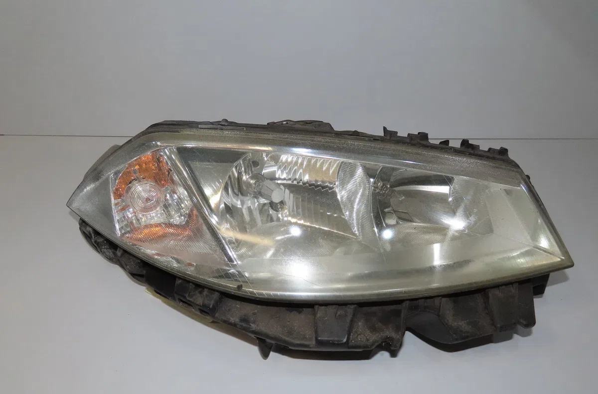 Phare droit Renault MEGANE II Break (KM0-1_) 1.9 dci (kmrg, km1g, km0g, km2c) (2003-2009) occasion