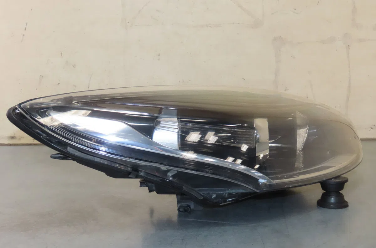 Phare droit Renault MEGANE III 3-5 portes (BZ0-1_, B3_) 1.5 dci (bz09, bz0d, bz1w, bz29, bz14) (2009) 5 portes occasion