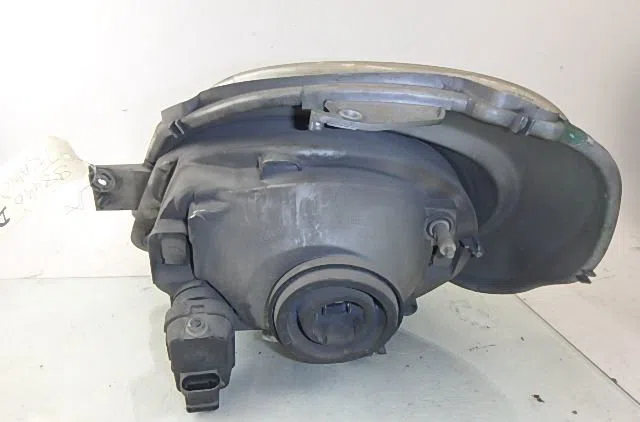 Phare droit Renault TRAFIC II Camionnette (FL) 1.9 dci 100 (fl0c) (2001-2006) occasion