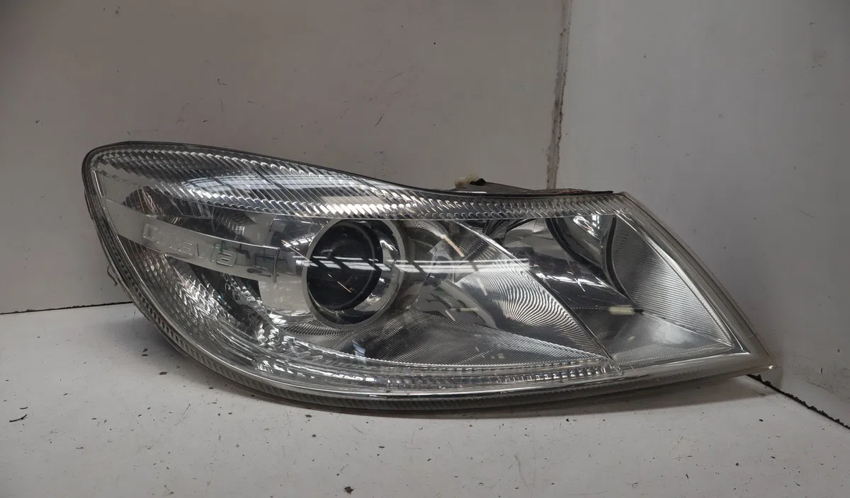 Phare droit Skoda OCTAVIA II Combi (1Z5) 1.6 tdi (2009-2013) occasion