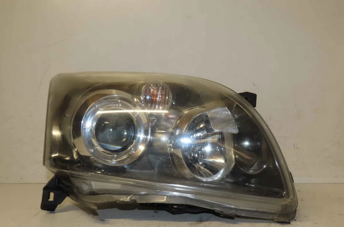 Phare droit TOYOTA AVENSIS II occasion