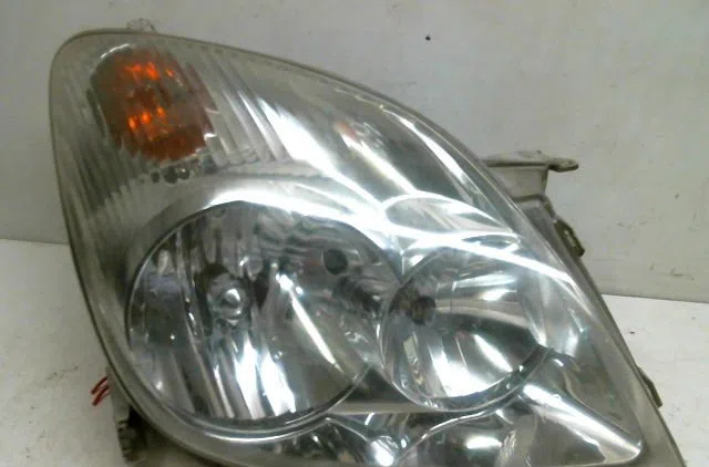 Phare droit Toyota COROLLA Verso (_E12_) 2.0 d-4d (cde120_) (2002-2004) occasion