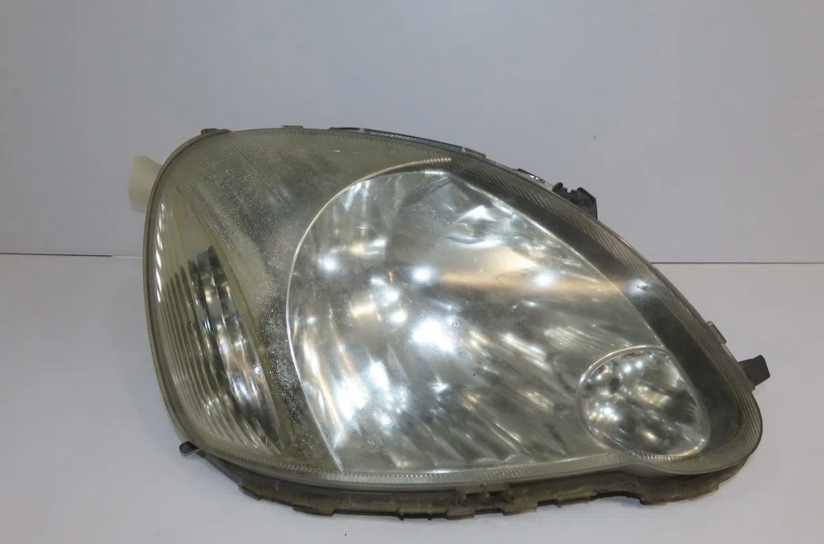Phare droit Toyota YARIS (_P1_) 1.4 d-4d (nlp10_) (2001-2005) occasion