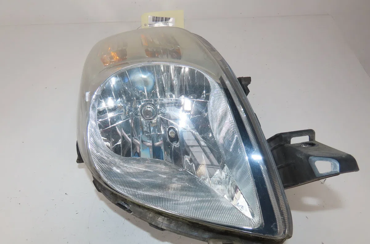 Phare droit Toyota YARIS (_P9_) 1.3 vvt-i (scp90_) (2005-2010) occasion