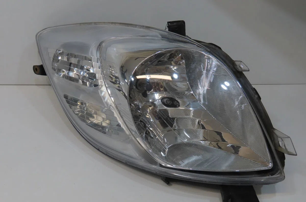 Phare droit Toyota YARIS (_P9_) 1.4 d-4d (nlp90_) (2005-2012) occasion