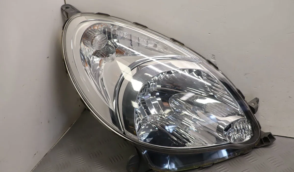 Phare droit TOYOTA YARIS VERSO  75 D-4D occasion