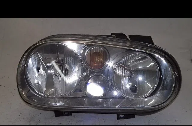 Phare droit Volkswagen GOLF IV (1J1) 1.4 16v (1997-2004) 5 portes occasion