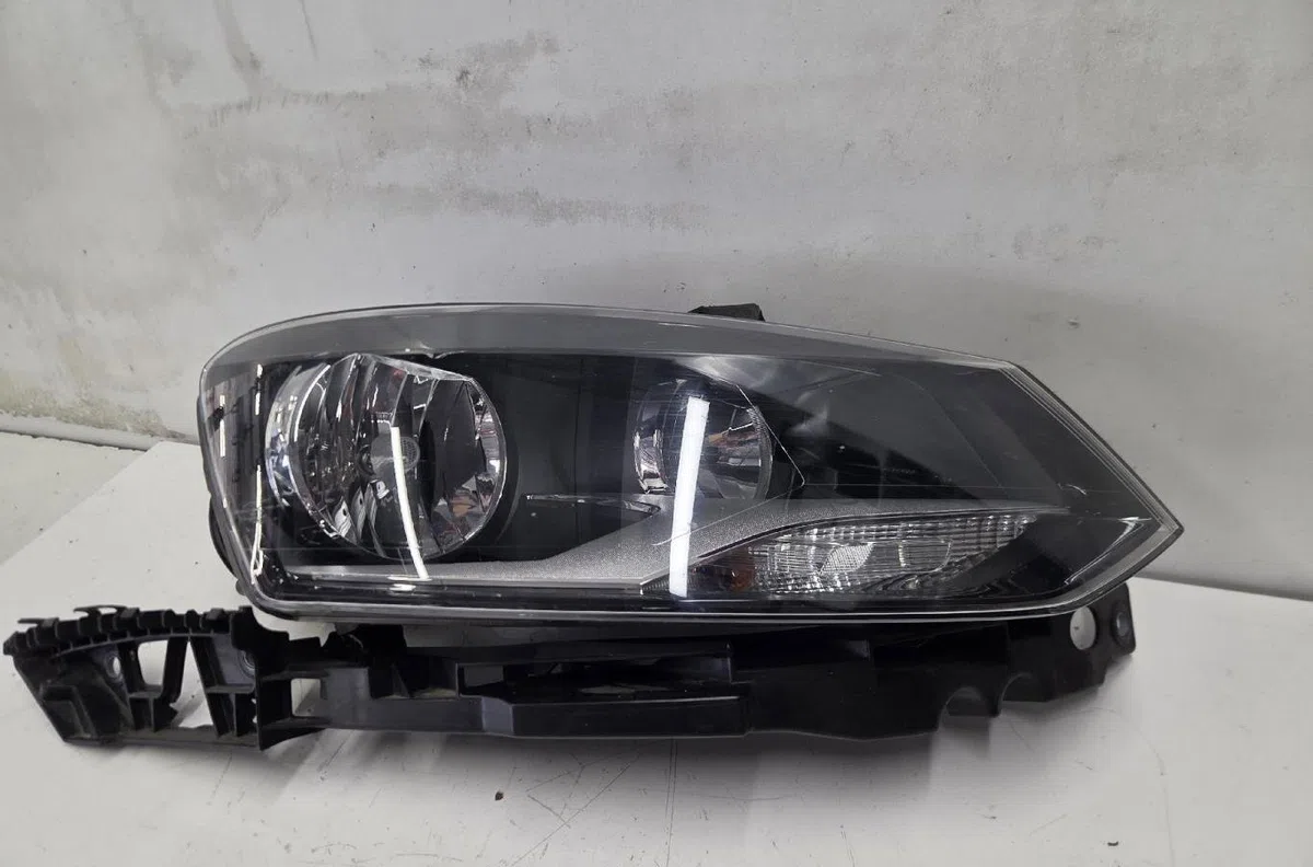Phare droit VOLKSWAGEN POLO 5 PHASE 1 occasion