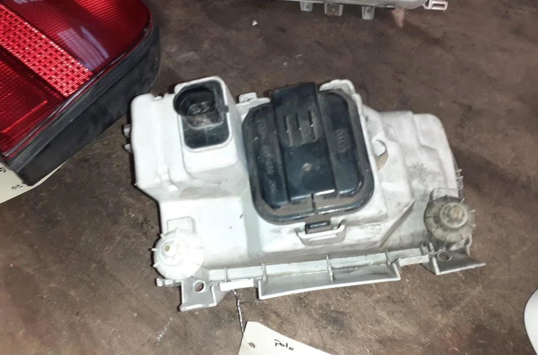 Phare droit Volkswagen POLO III (6N1) 60 1.4 (1995-1999) occasion