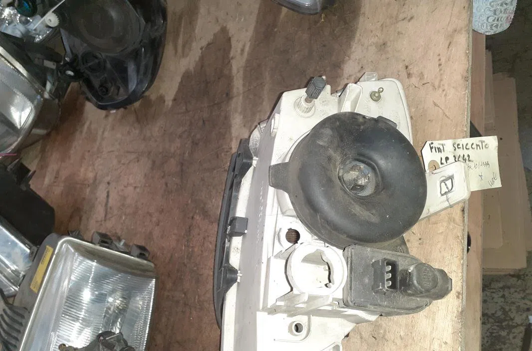 Phare gauche Fiat SEICENTO - 600 (187_) 1.1 (187axb, 187axb1a, 187axc1a02) (1998-2010) occasion