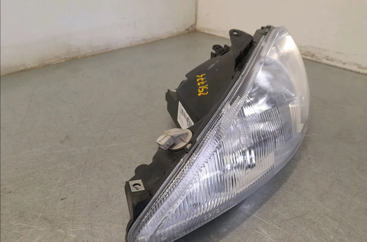 Phare gauche Peugeot 206 3-5 portes (2A-C) 1.4 i (1998-2012) 3 portes occasion