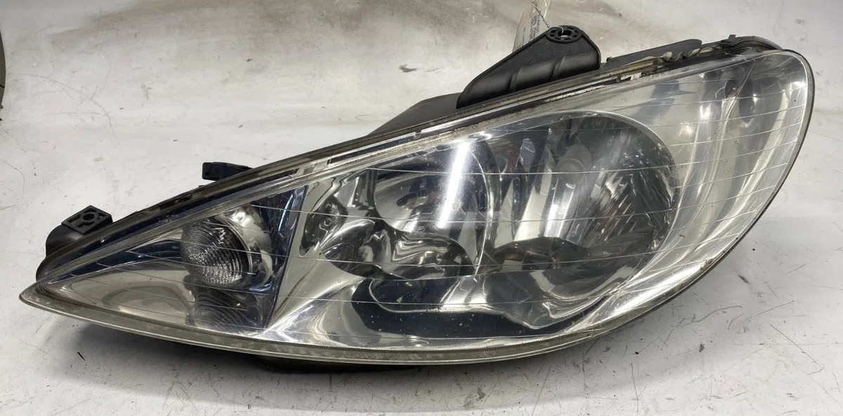 Phare gauche Peugeot 206 3-5 portes (2A-C) 1.4 i (1998-2012) 3 portes occasion