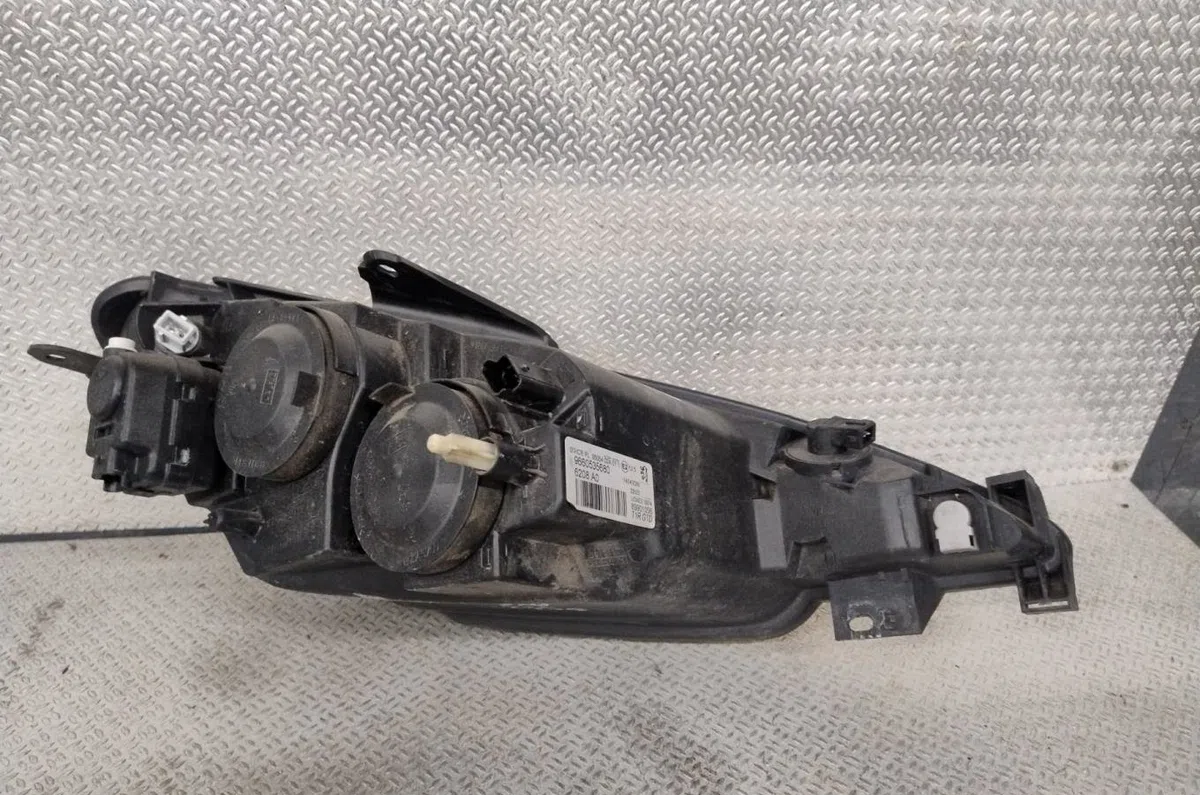 Phare gauche Peugeot 206 3-5 portes (2A-C) 1.4 i (1998-2012) 3 portes occasion