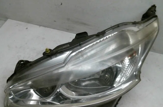 Phare gauche Peugeot 208 I (CA_, CC_) 1.4 hdi (2012) 3 portes occasion