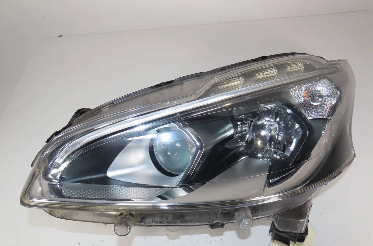 Phare gauche Peugeot 208 I (CA_, CC_) 1.4 hdi (2012) 3 portes occasion