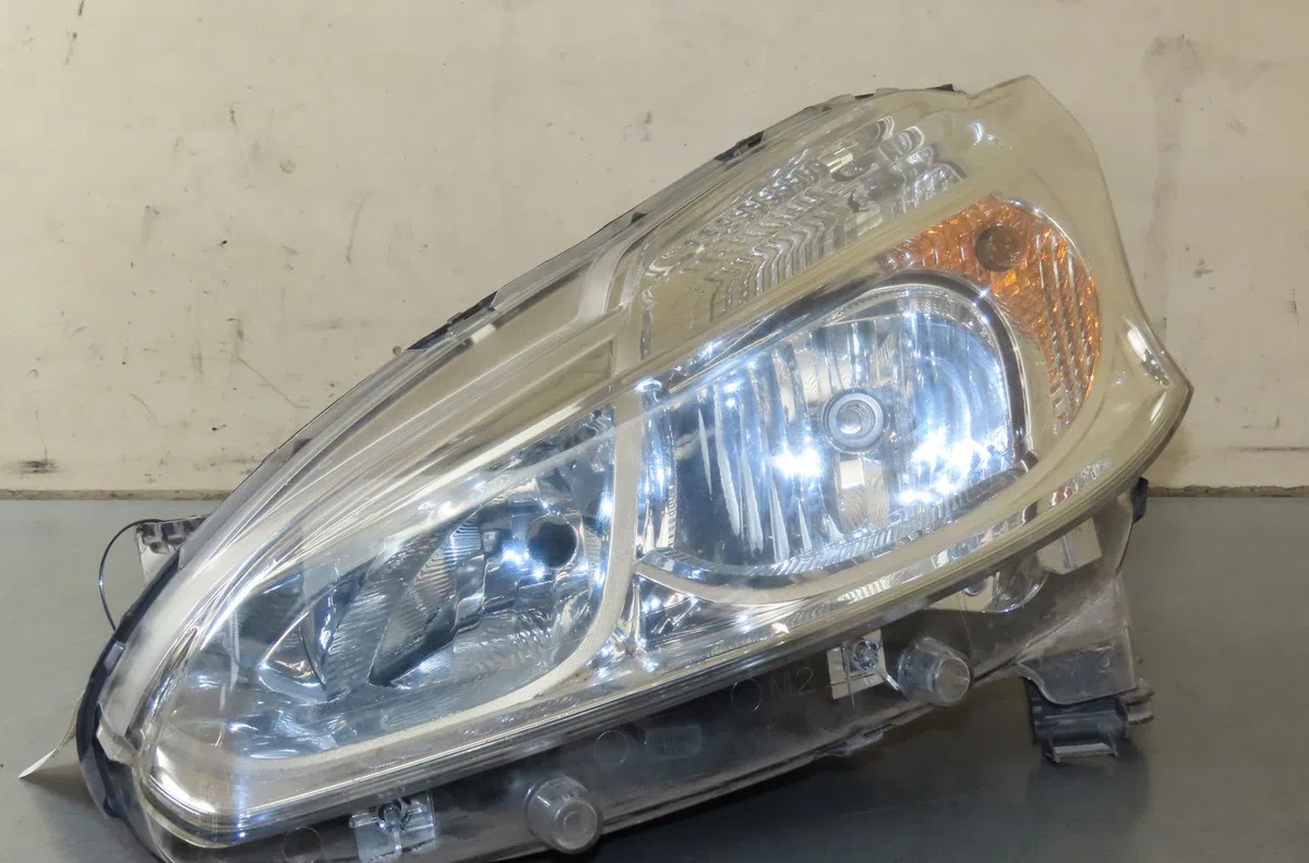 Phare gauche Peugeot 208 I (CA_, CC_) 1.4 vti (2012) occasion