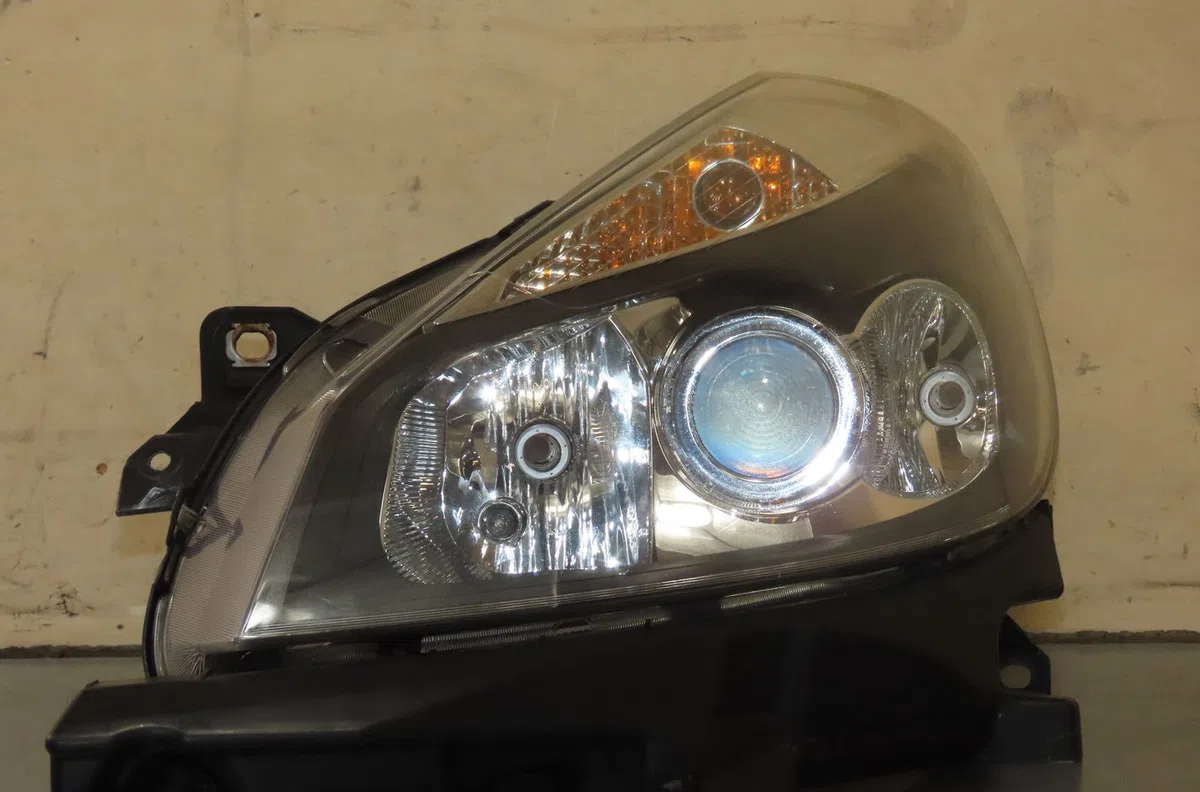 Phare gauche Renault CLIO III (BR0-1, CR0-1) 1.2 16v (br02, br0j, br11, cr02, cr0j, cr11) (2005-2014) 5 portes occasion