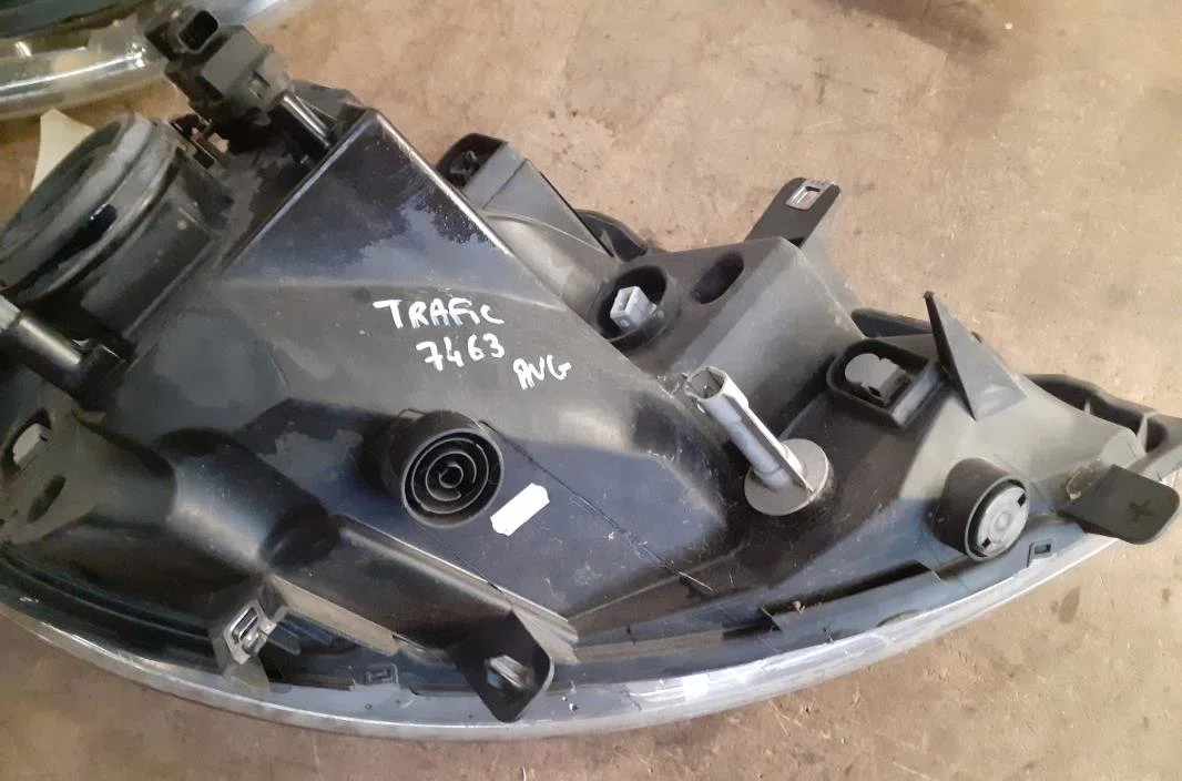 Phare gauche RENAULT TRAFIC 2 PHASE 2 occasion