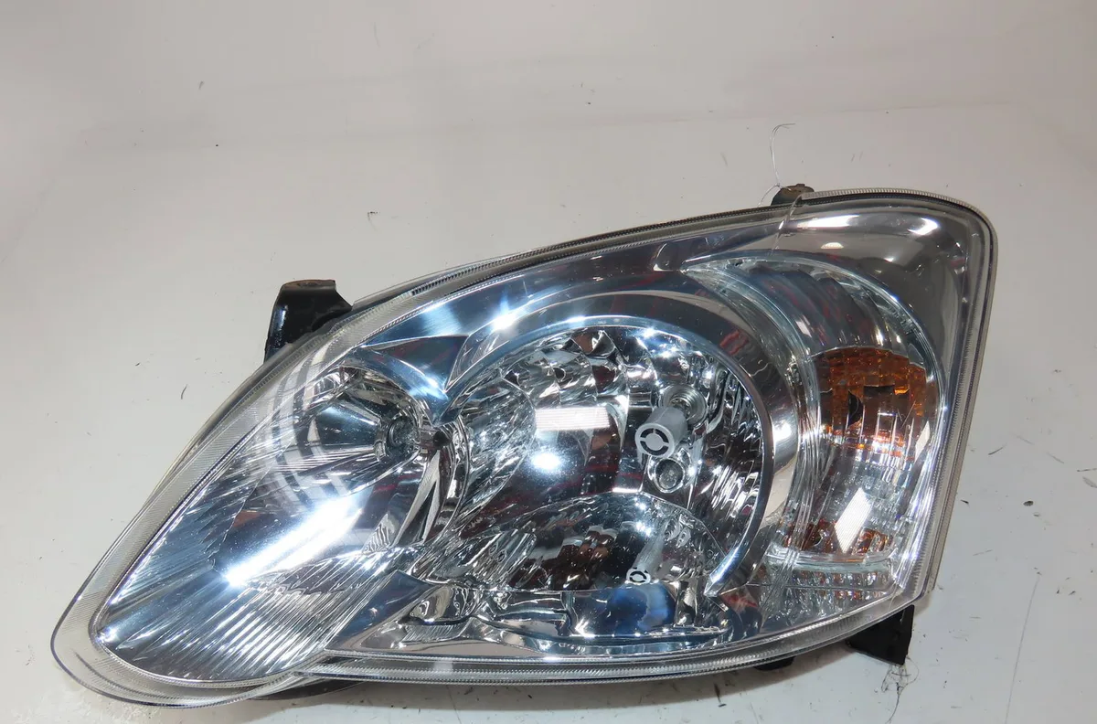 Phare gauche Toyota COROLLA (_E12_) 1.4 d (nde120_) (2004-2007) 5 portes occasion