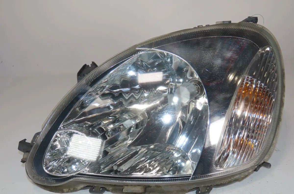 Phare gauche Toyota YARIS (_P1_) 1.4 d-4d (nlp10_) (2001-2005) occasion