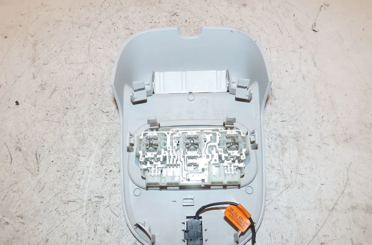 Plafonnier Peugeot 3008 Monospace (0U_) 1.6 bluehdi 120 (2014-2016) occasion