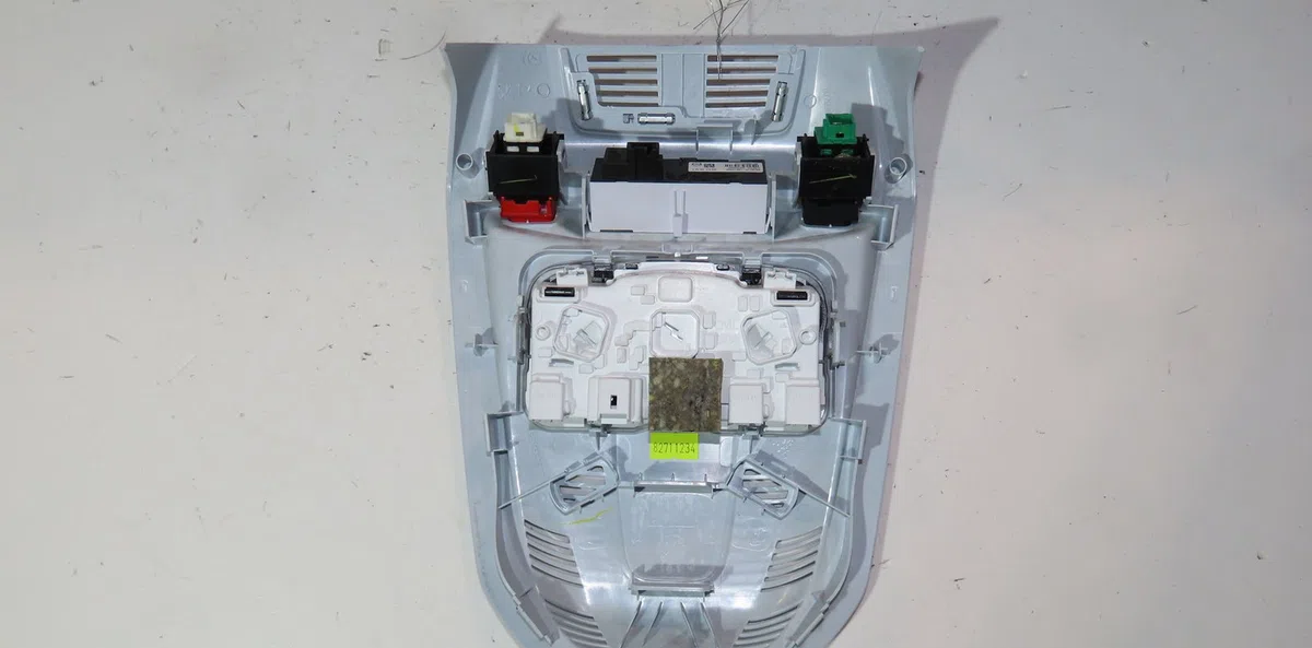 Plafonnier Peugeot 3008 SUV (MC_, MR_, MJ_, M4_) 1.2 thp- puretech 130 (mrhnsm, mrhnsu, mrhnsj, mrhnyw,... (2016) occasi