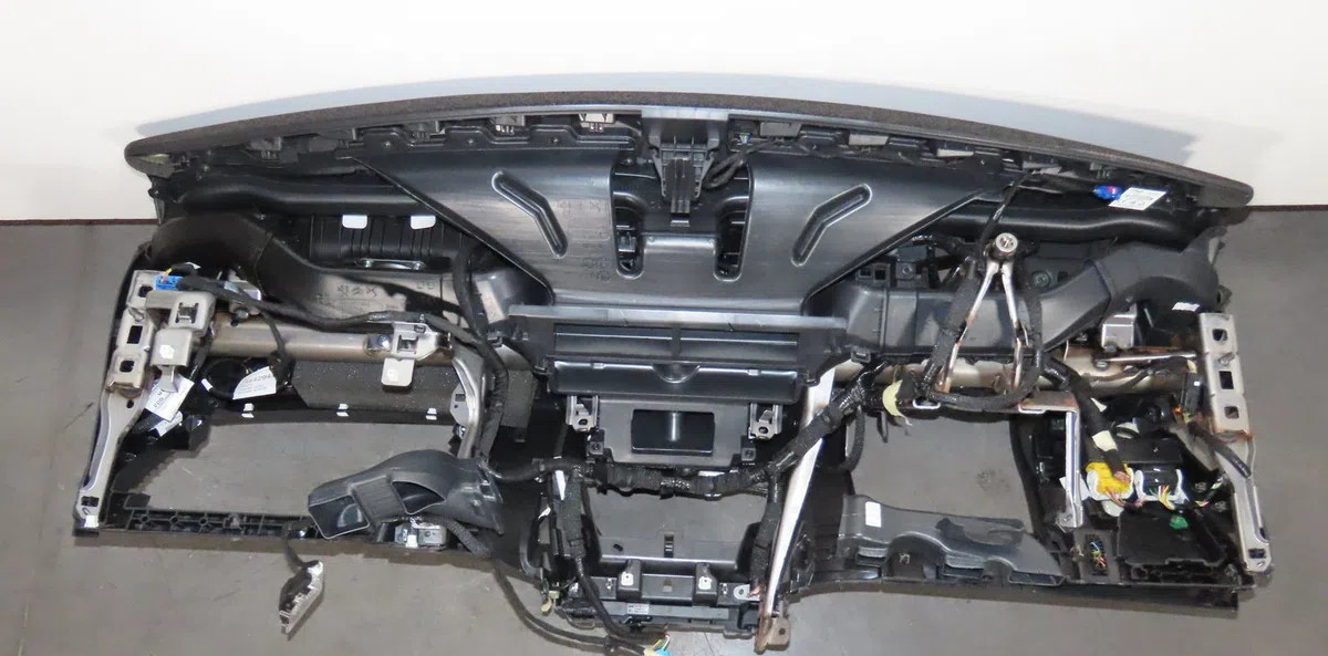 Planche de bord Peugeot 2008 II (UD_, US_, UY_, UK_) 1.2 puretech 130 (2019) occasion