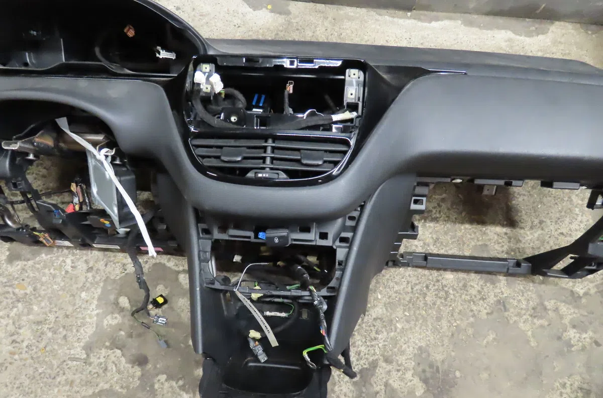 Planche de bord PEUGEOT 208 2012 occasion