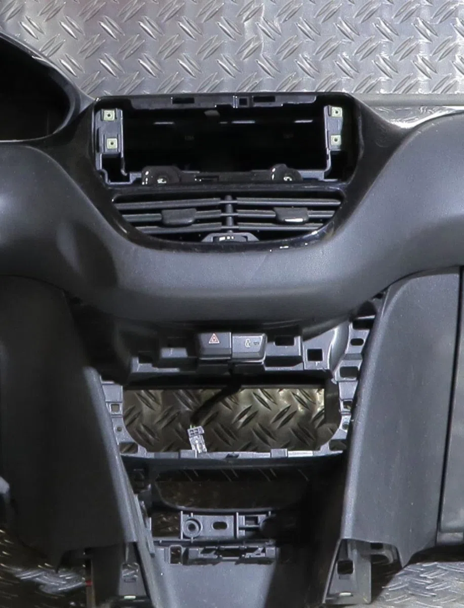 Planche de bord Peugeot 208 I (CA_, CC_) 1.4 hdi (2012) 3 portes occasion