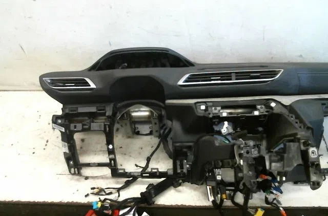 Planche de bord Peugeot 3008 SUV (MC_, MR_, MJ_, M4_) 1.2 hybrid 136 (mrhpye) (2023) occasion