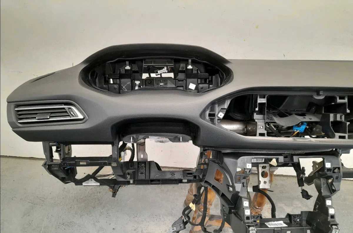 Planche de bord Peugeot 308 II (LB_, LP_, LW_, LH_, L3_) 1.6 hdi - bluehdi 115 (2013-2021) 5 portes occasion