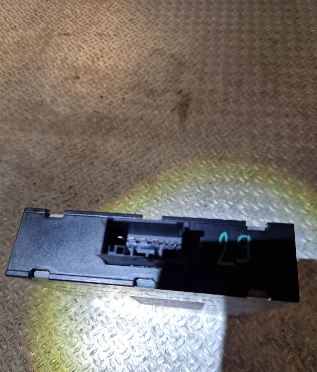 Platine fusible av BMW SERIE 3 E90  SERIE 3 E90 PHASE 1 occasion