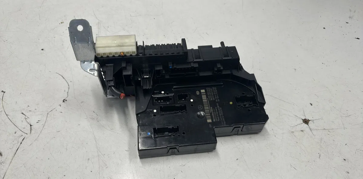 Platine fusible av MERCEDES CLASSE C 204 PHASE 2 BREAK occasion