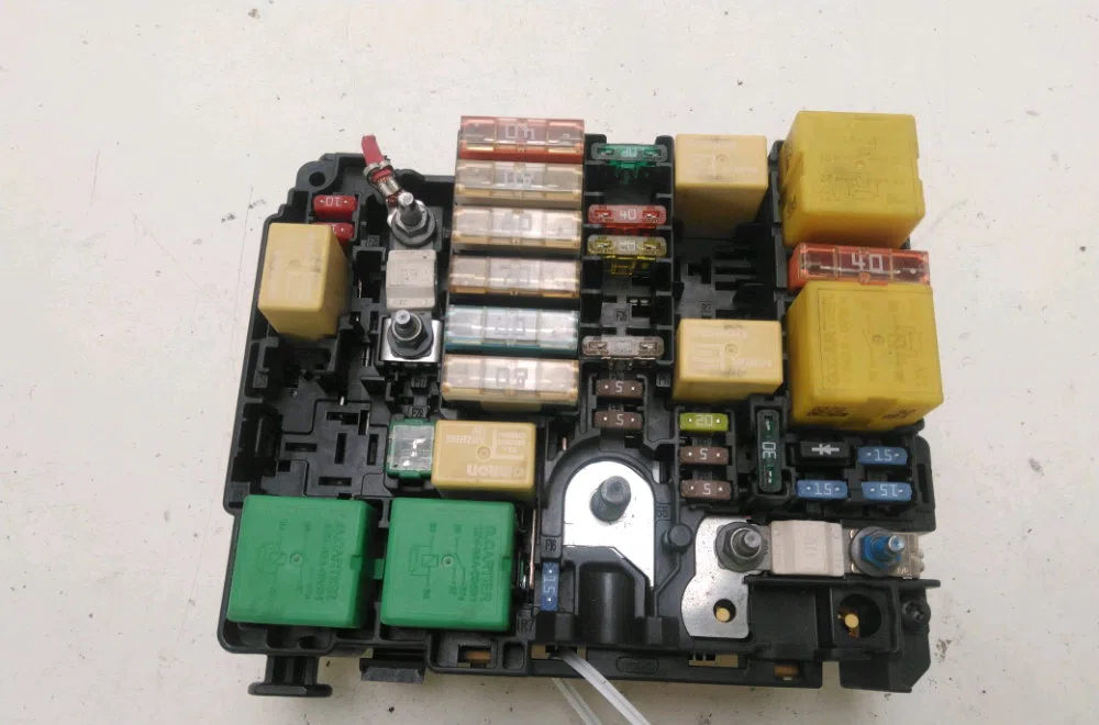 Platine fusible av Peugeot 208 I (CA_, CC_) 1.6 hdi (2012) 5 portes occasion