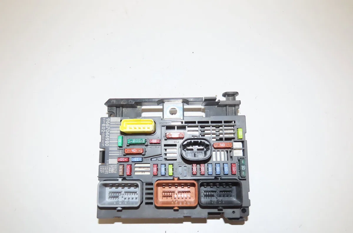 Platine fusible av Peugeot 3008 Monospace (0U_) 1.6 hdi (2009-2016) 5 portes occasion