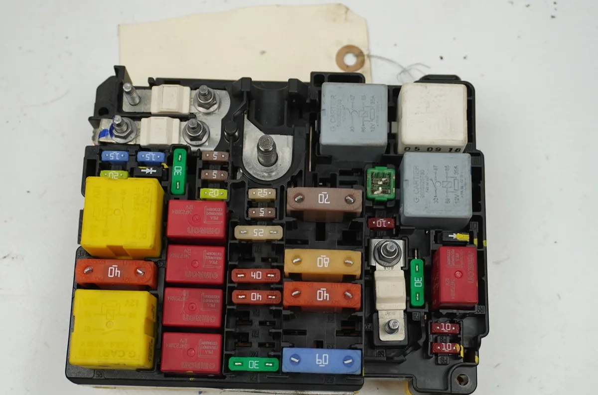 Platine fusible av Peugeot 3008 SUV (MC_, MR_, MJ_, M4_) 1.5 bluehdi 130 (2018) 5 portes occasion