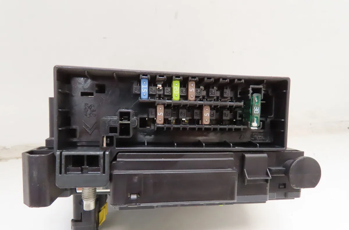 Platine fusible av Peugeot 308 SW II (LC_, LJ_, LR_, LX_, L4_) 1.6 bluehdi 120 (2014-2021) occasion