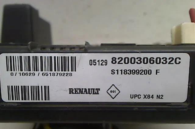 Platine fusible av Renault GRAND SCÉNIC II (JM0-1_) 1.6 (2004-2006) occasion