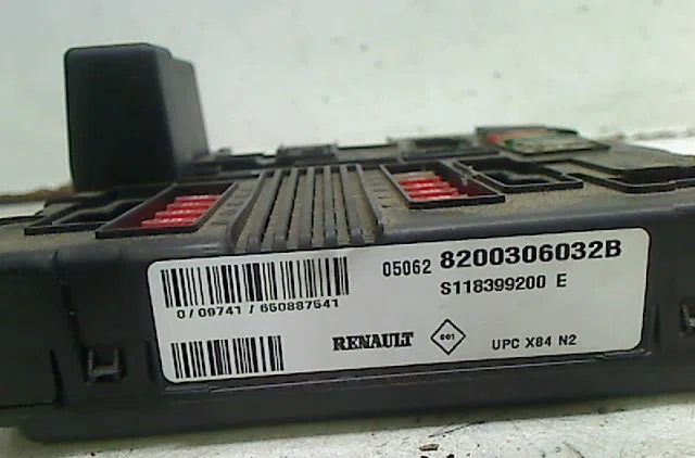 Platine fusible av Renault GRAND SCÉNIC II (JM0-1_) 2.0 (2004-2009) occasion