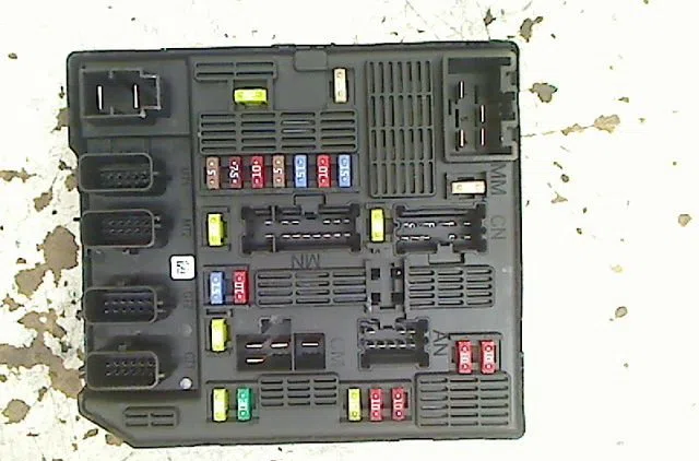 Platine fusible av Renault GRAND SCÉNIC III (JZ0-1_) 1.5 dci (2009) occasion