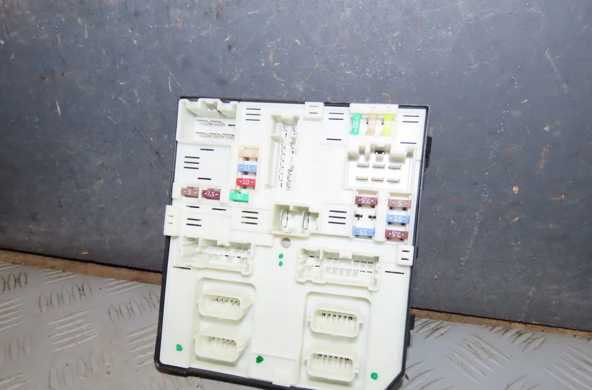 Platine fusible av Renault KANGOO Express (FW0-1_) 1.5 dci 90 (fw0g, fw05, fw08, fw11) (2009) 4 portes occasion