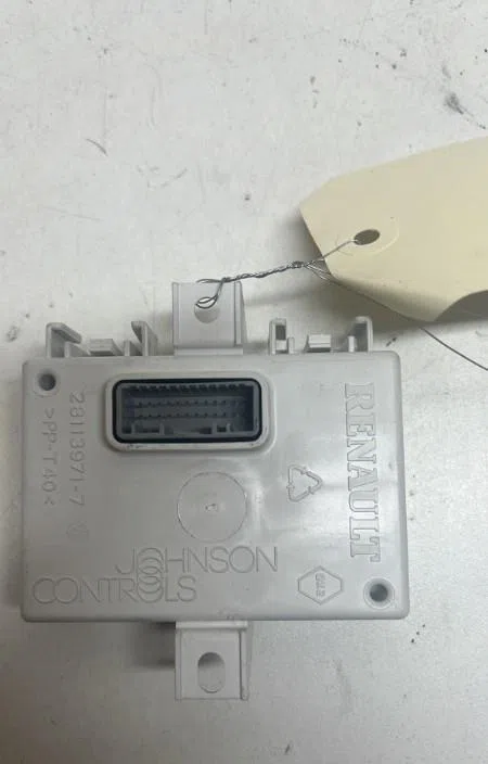 Platine fusible av Renault LATITUDE (L70_) 2.0 dci 150 (l70h) (2011) occasion