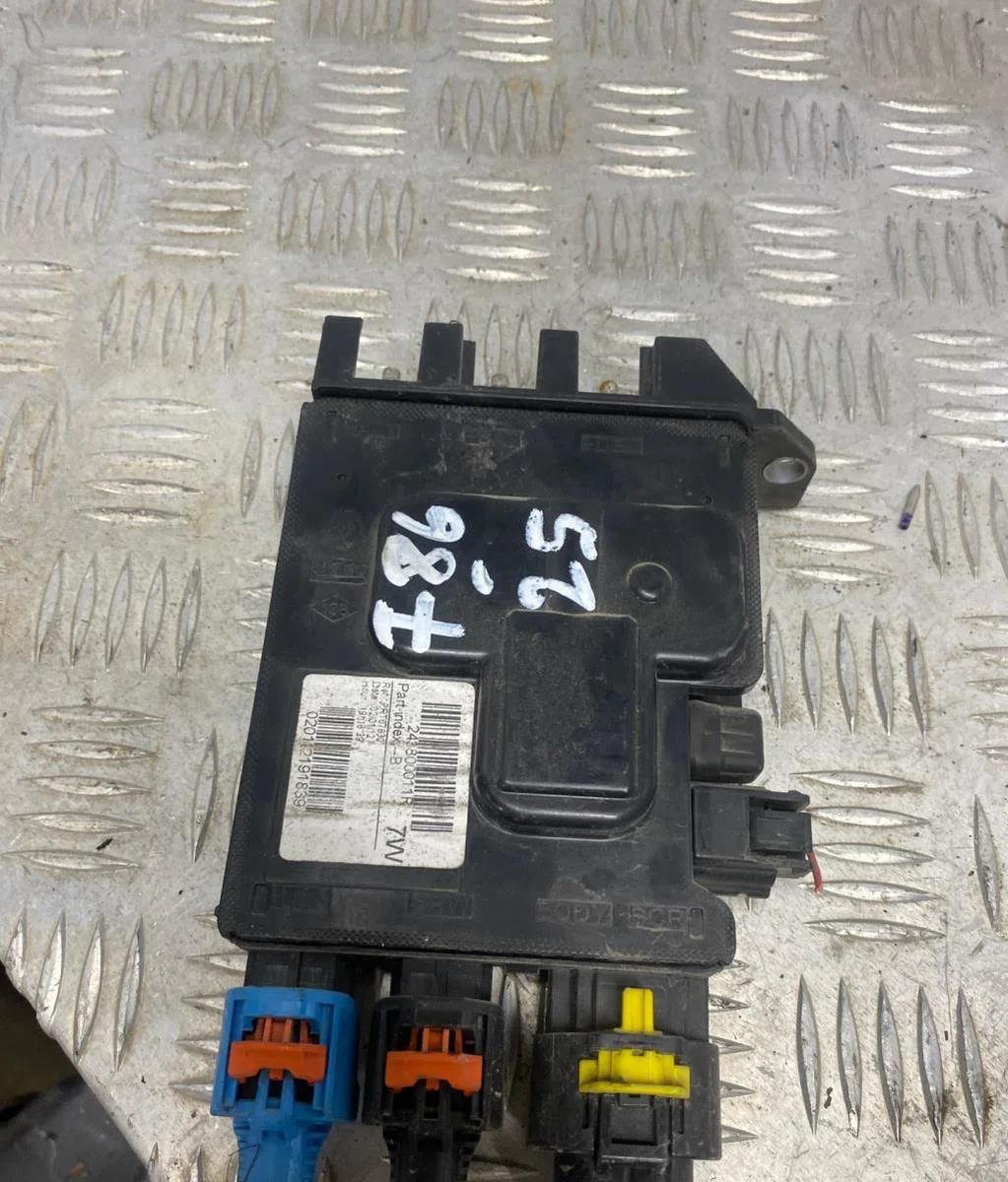Platine fusible av RENAULT MEGANE 3 PHASE 1 BREAK occasion