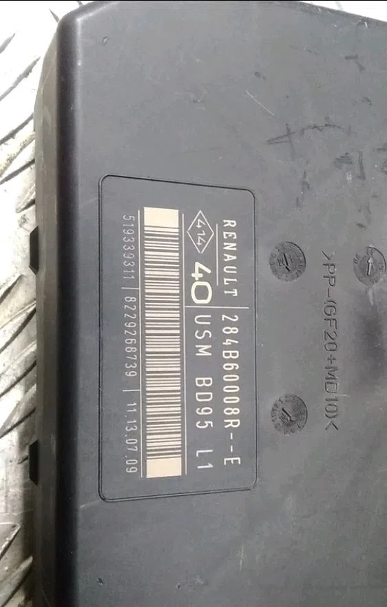 Platine fusible av Renault MEGANE III 3-5 portes (BZ0-1_, B3_) 1.5 dci (2009) 5 portes occasion