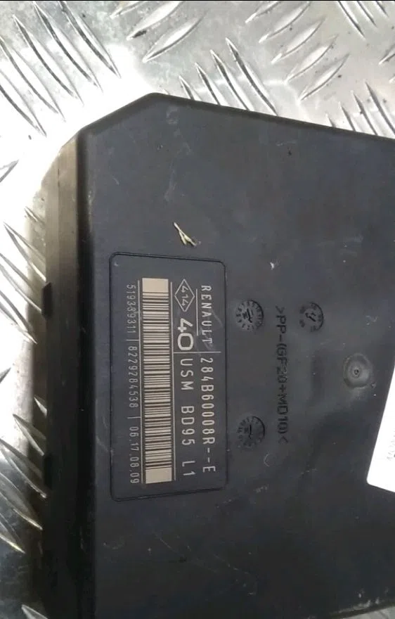 Platine fusible av Renault MEGANE III 3-5 portes (BZ0-1_, B3_) 1.5 dci (2009) occasion